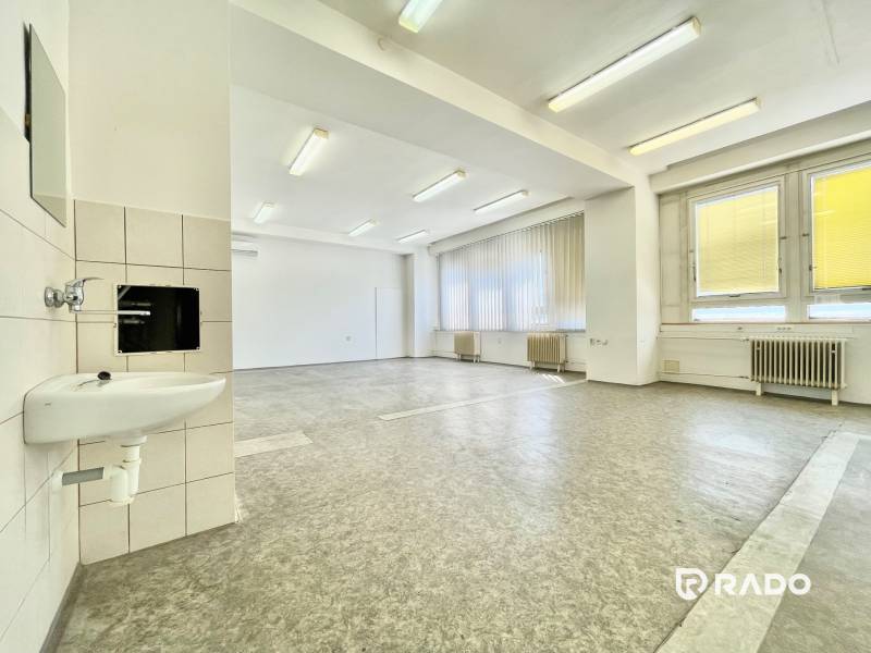 Offices with a sink and large windows, a bright environment for comfortable work.