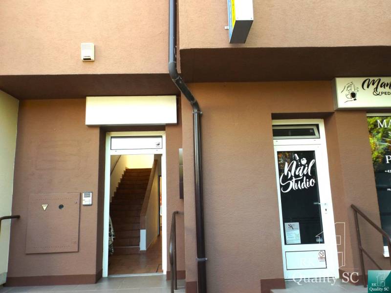 Entrance to the building on Mäsiarska Street in Senec next to the nail studio.