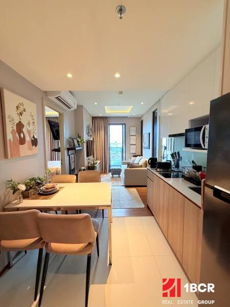 Kitchen and dining area in a 3-room apartment with comfortable seating and a view.