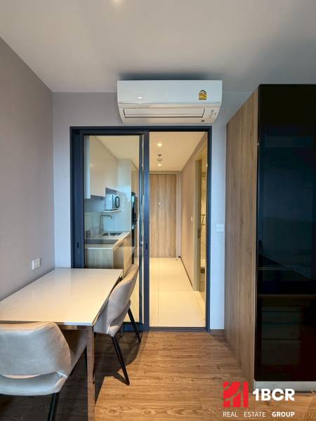 In the 1-room apartment, you can see a dining table, air conditioning, and a kitchen.