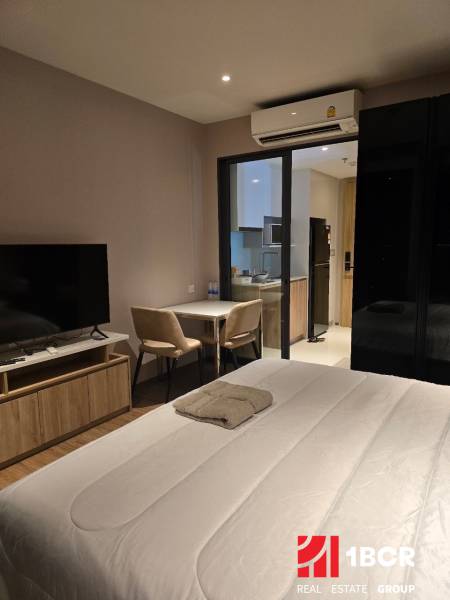 1-bedroom apartment with TV, bed, table, kitchenette, and air conditioning.