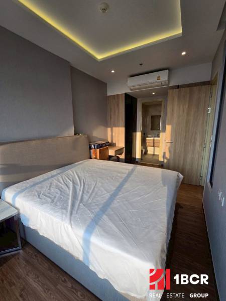 Bedroom in a 3-room apartment with a double bed and air conditioning, wooden floor.