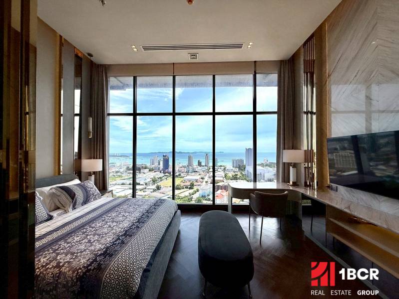 Bedroom of a 4-room apartment with a view of the city and the sea in Pattaya.