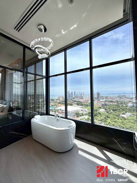 View from a 4-room apartment in Pattaya with a bathtub and a panoramic window.