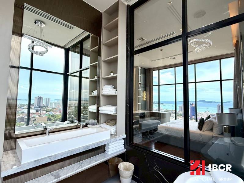 Bathroom of a 4-room apartment with a view of the city and the sea in Pattaya.