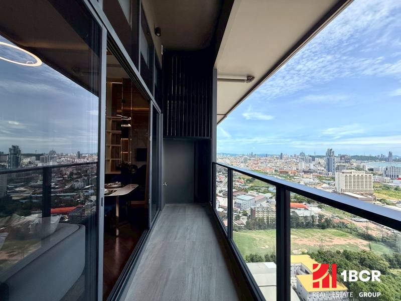 View from a 4-bedroom apartment in Pattaya. Balcony with glass railing and city panorama.