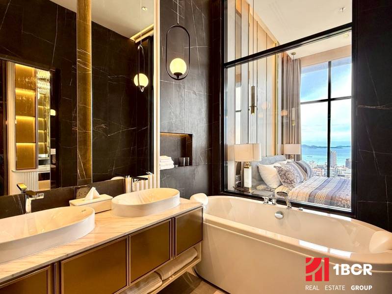 Luxury bathroom in a 4-room apartment with a view of the sea from the bed.