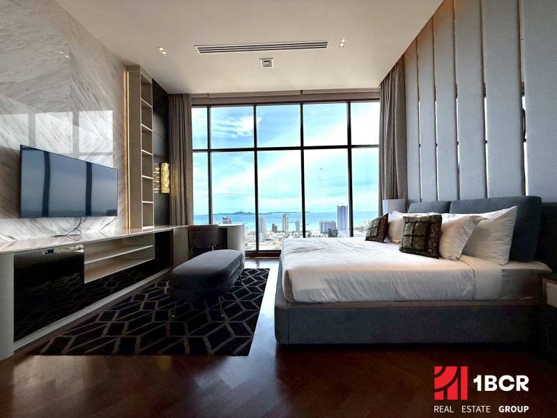 Luxury bedroom in a 4-room apartment with a stunning view of Pattaya.