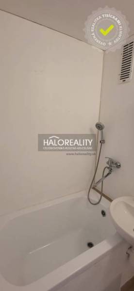 Bathroom with a bathtub and shower in a studio apartment, clean lines and practical layout.