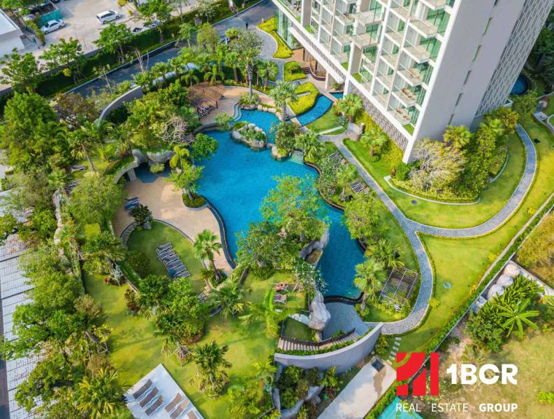 Luxury pool in the middle of a green oasis during the construction of apartments in Pattaya.