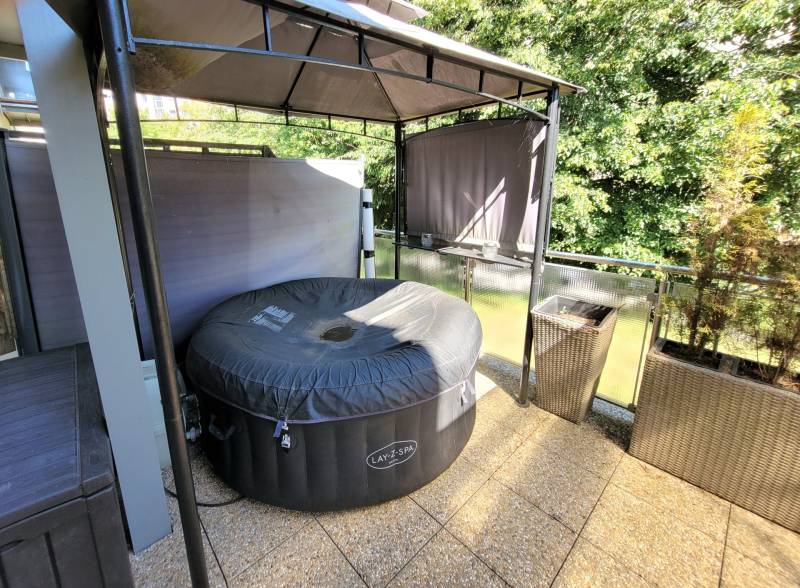 Hot tub on the terrace with a screen and plants in a 3-room apartment in Banská Bystrica.