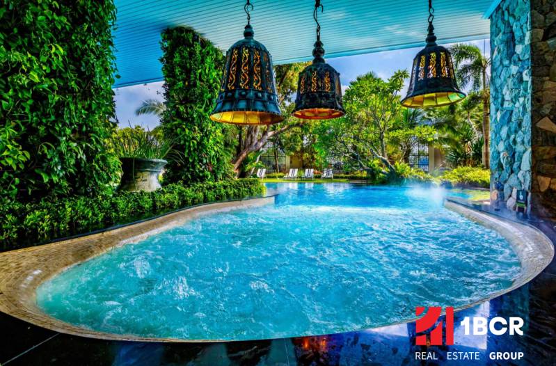 Luxury pool with green plants and lamps, Apartment construction in Pattaya.