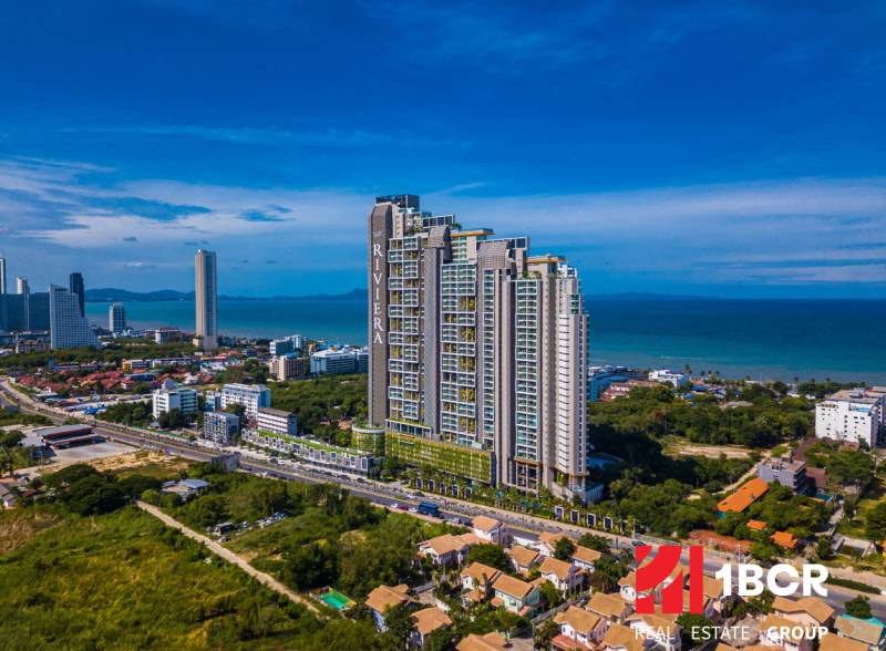 Construction of apartments in Pattaya by the coast with sea views and surrounding greenery.