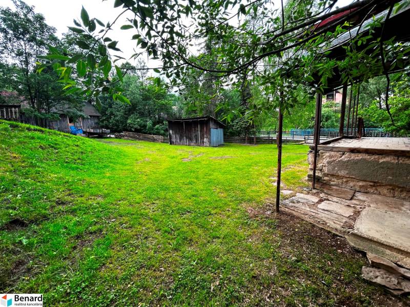 The garden of a family house in Veľká Lesná with a wooden gazebo and lawn.