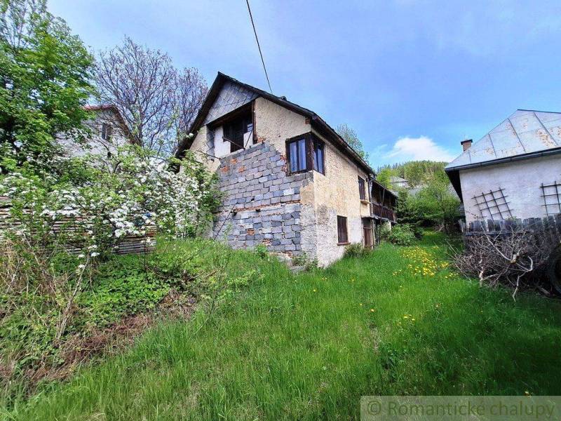 An older family house in the village of Pohorelá surrounded by greenery and nature.