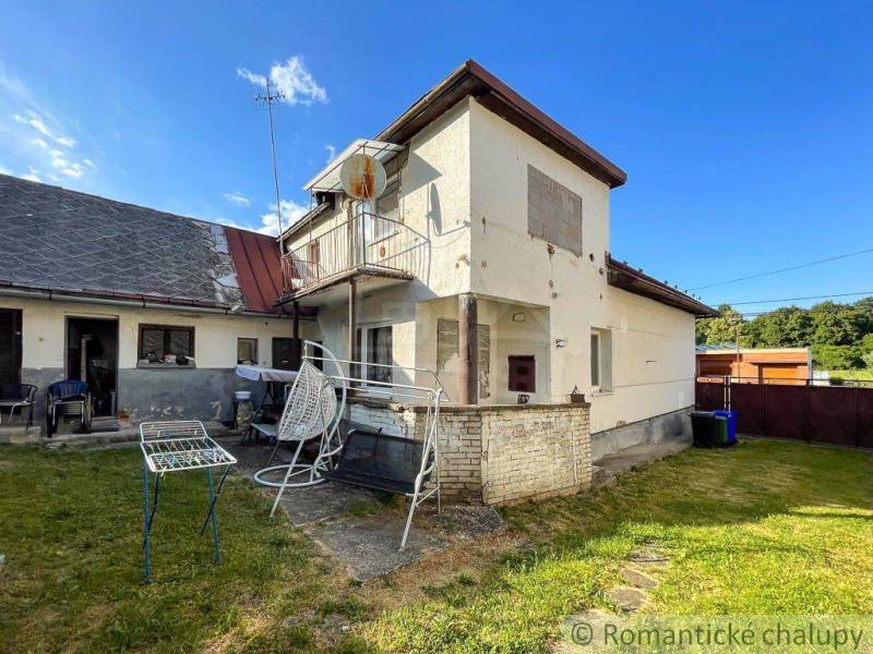 A family house in Sielnica with a yard, garden furniture, and outbuildings.