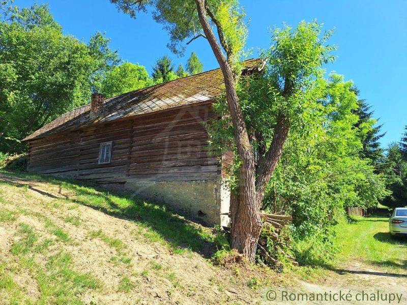 A wooden cabin in Liptovský Mikuláš surrounded by trees and nature.