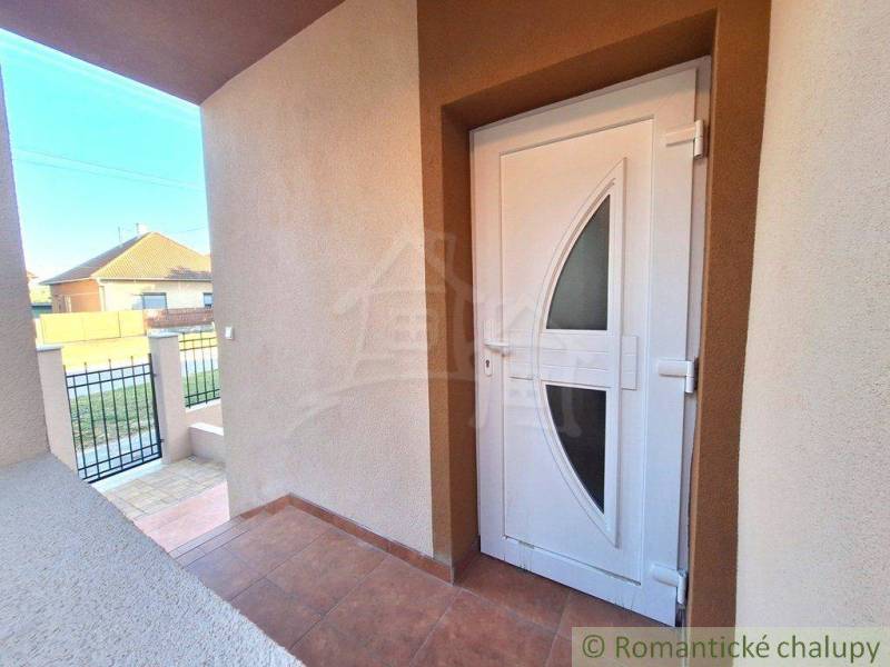 The entrance door to the family house in Komárno with a view of the street.