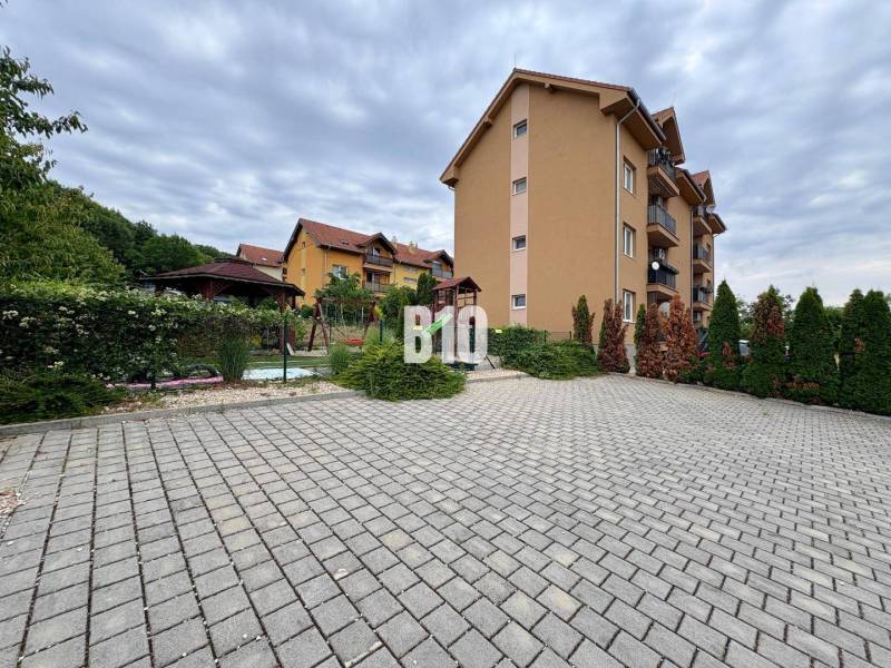 Apartment building with parking and greenery in the city of Nitra, suitable for a 3-room apartment.