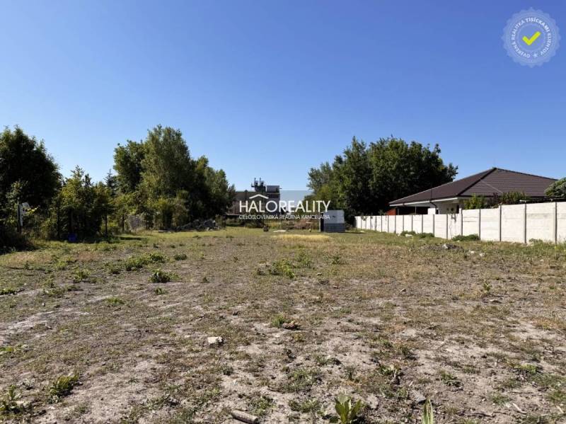 A plot in Veľký Meder, ideal for living, with flat terrain and greenery.