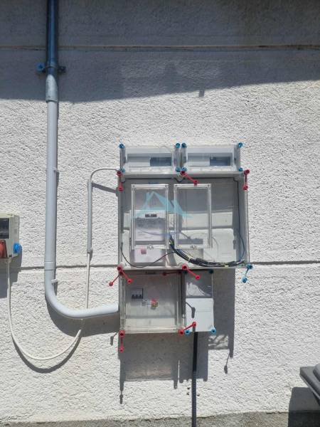 Electrical wiring on the facade of a family house in Ipolyvec.