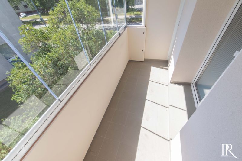 The glazed loggia of the 2-room apartment in Dubnica nad Váhom offers a view of the greenery.