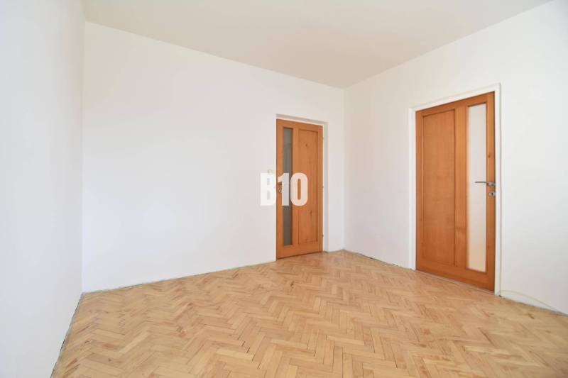 White walls and wooden parquet floors in a 4-room apartment.