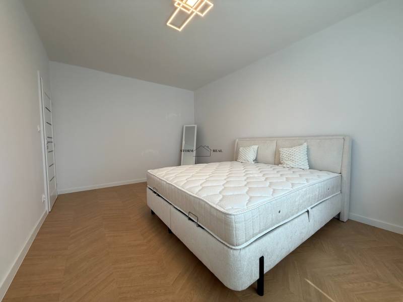Bedroom in a 3-room apartment with a bed and light wood flooring pattern.