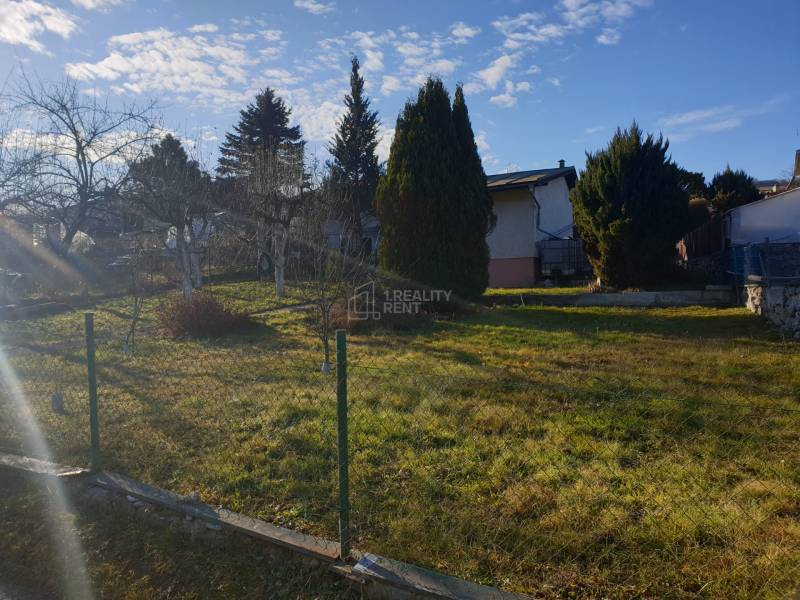 A garden with a cottage surrounded by nature in Mojšova Lúčka in Žilina.
