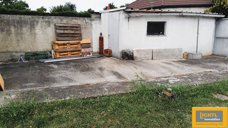 The yard at the family house in 2473 Potzneusiedl with a concrete surface and wooden pallets.
