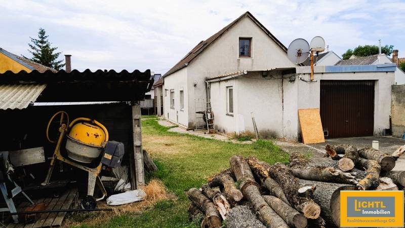 A family house in 2473 Potzneusiedl with wood and a concrete mixer in the yard.