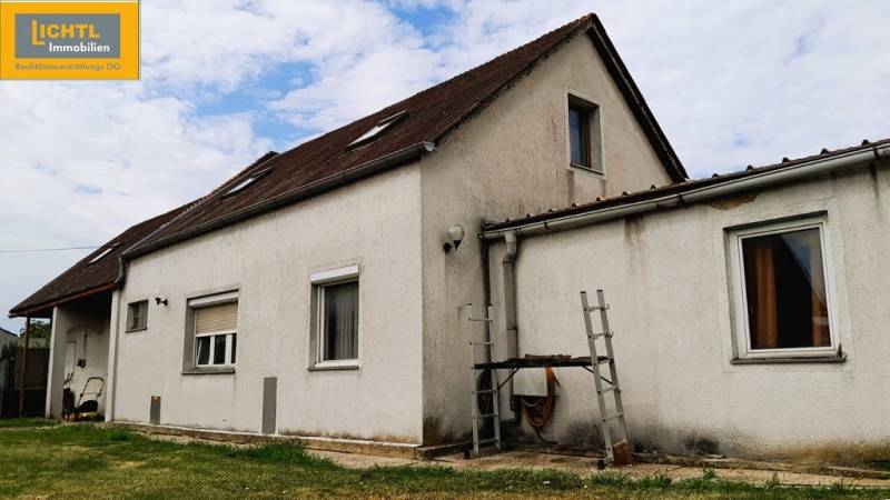 A family house in the town of 2473 Potzneusiedl with a simple facade and a gable roof.