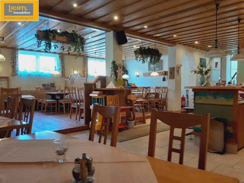 The interior of the gastro spaces with wooden furniture and greenery creates a pleasant atmosphere.
