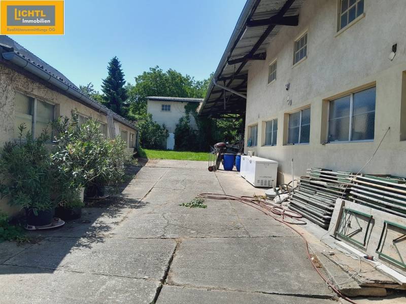 A courtyard with plants and material in the gastro spaces in Grossinzersdorf.