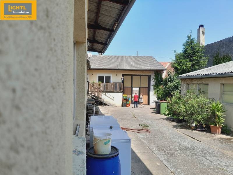 The exterior of the gastro premises in Grossinzersdorf with two people in the yard.