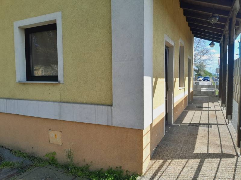 Yellow building with a corridor in St. Andrä am Zicksee, offers commercial spaces.