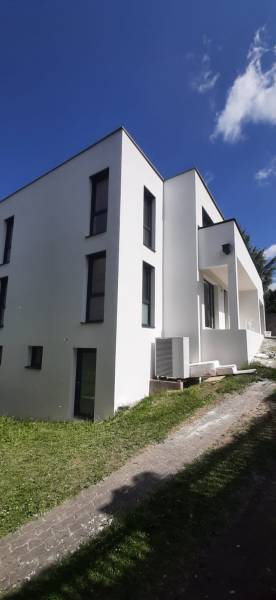 A villa in Hainburg an der Donau with a white facade and minimalist design.
