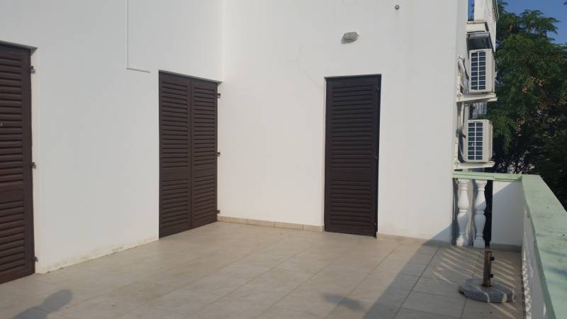 The family house in Vrsi has a terrace with white walls and wooden shutters.