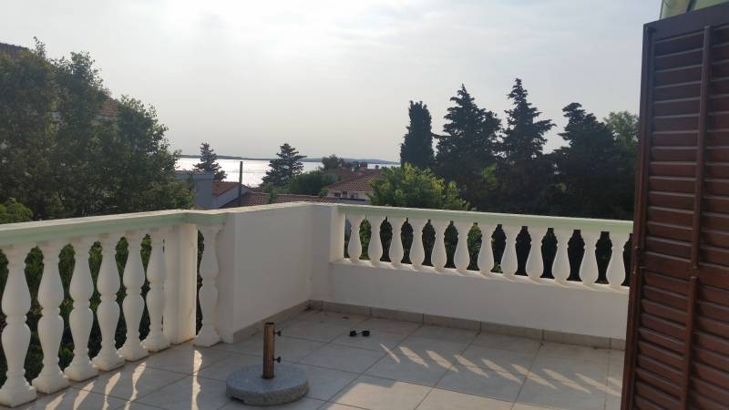 Terrace of a family house in Vrsi with a view of the sea and greenery.