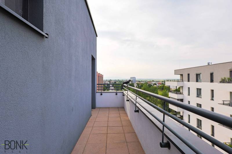 A balcony with a view in the Trnava area on Veterná Street characterizes this 3-room apartment.