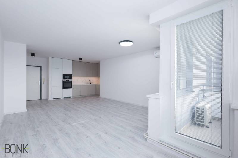 Bright kitchen in a 3-room apartment with flooring and built-in appliances.