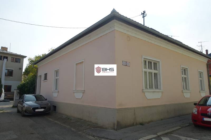 A family house on Hviezdoslavova Street in Piešťany with cars in front of the facade.
