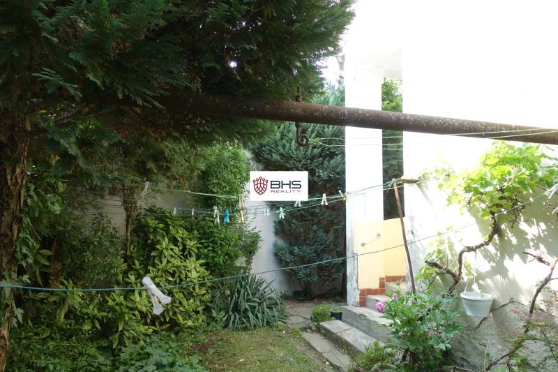 The garden of the family house on Hviezdoslavova Street in Piešťany, with clotheslines.
