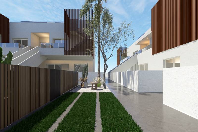 The courtyard of a 4-room apartment in Pilar de la Horadada with a lawn and a palm tree.
