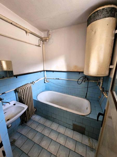 Bathroom in a family house with a bathtub and a sink.