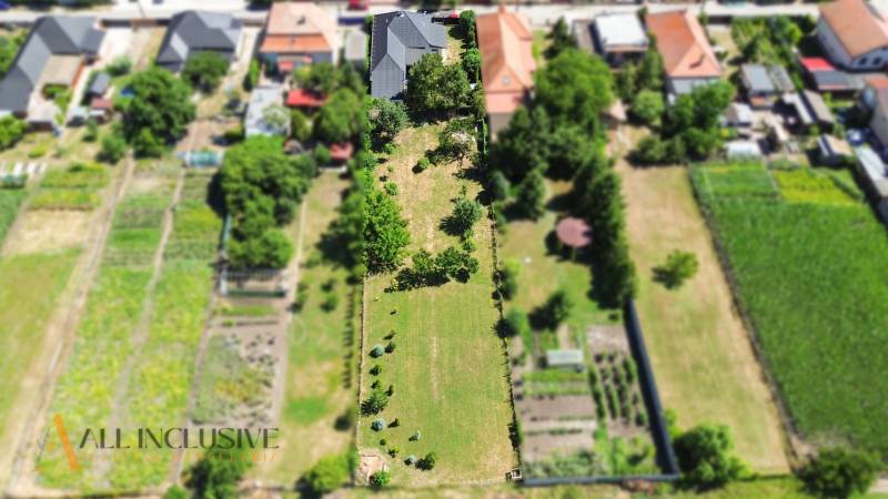 Aerial view of a garden and family house in Tvrdošovce with surrounding greenery.