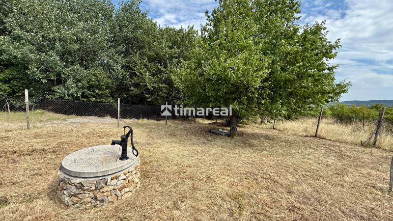 Agricultural and forest land on Sadová Street in Limbach with a hand pump.