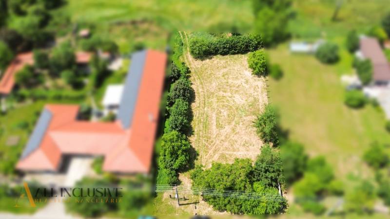Plots - residential areas in Kynceľové Kračany in Dunajská Streda, rectangular plot with grass.