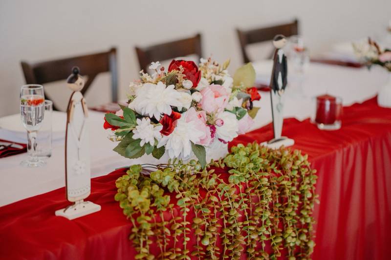 Floral arrangement with figurines on a table in a gastronomic space.
