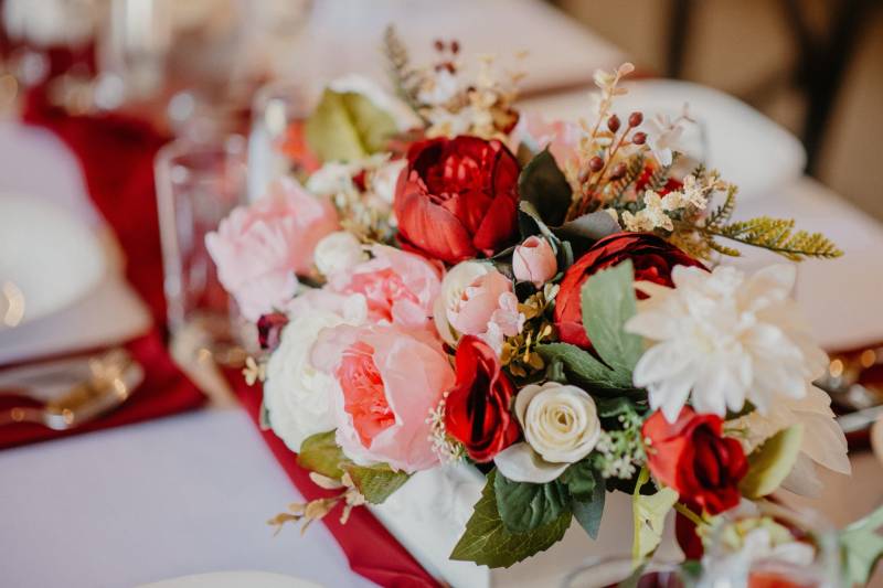 Floral decoration on the table in dining areas with an elegant touch and soft colors.